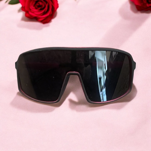 Stylish Pink and Black Oversized Sunglasses - Picture 2 of 7